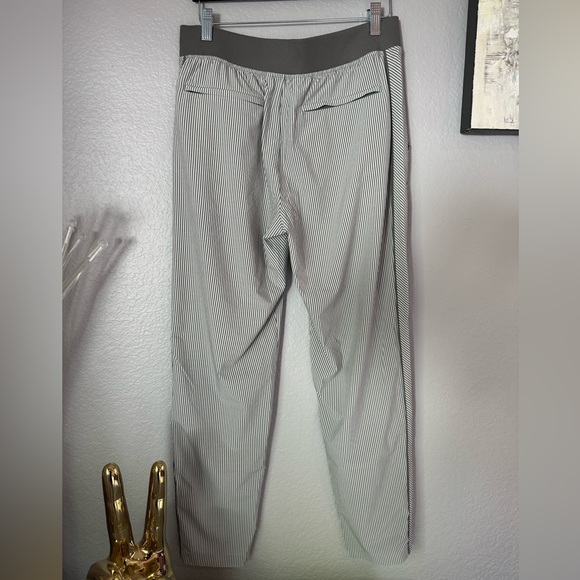 Athleta Casual Slacks. Stretch Fabric. Elastic Back Waist. Zip Back Pockets S-8. - Picture 4 of 10